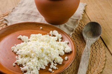 Curds kahverengi plaka üzerinde