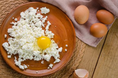 Curds kahverengi plaka üzerinde