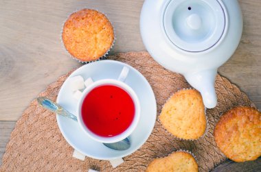 Tatlı çörek ve çay tablo