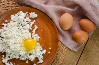 Curds kahverengi plaka üzerinde