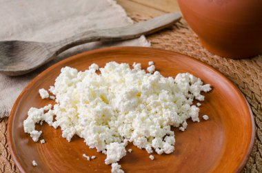 Curds kahverengi plaka üzerinde