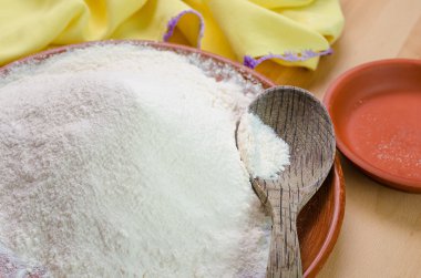 Bir tabak ve kaşık un