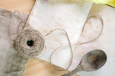 Ahşap masa üzerinde boş kitabı