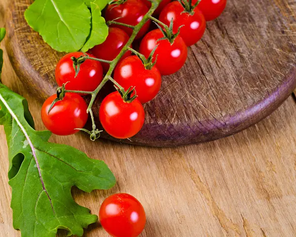 Tomates rojos cereza —  Fotos de Stock