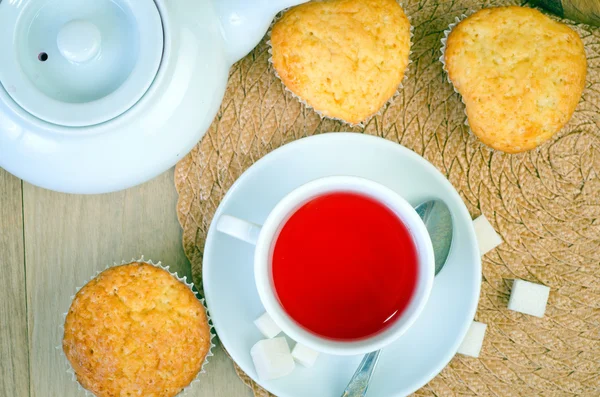 Muffins doces e chá na mesa — Fotografia de Stock