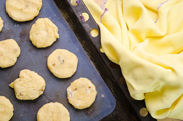 Biscuits sur une plaque de cuisson — Photo