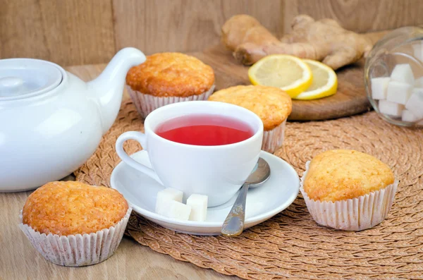 Γλυκό muffins και τσάι στο τραπέζι — Φωτογραφία Αρχείου