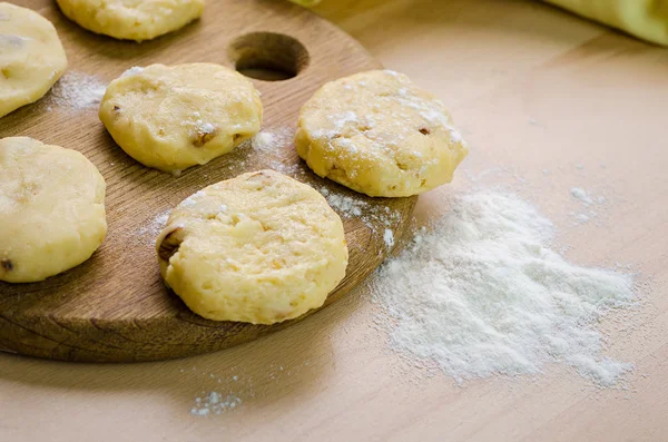 Kekse auf einem Holzbrett — Stockfoto