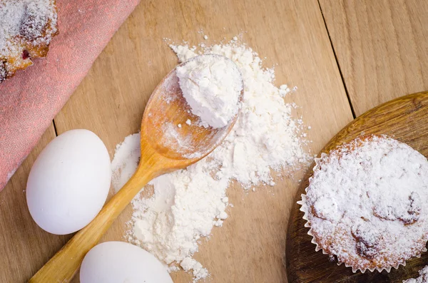 Muffin, uova e cucchiaio — Foto Stock