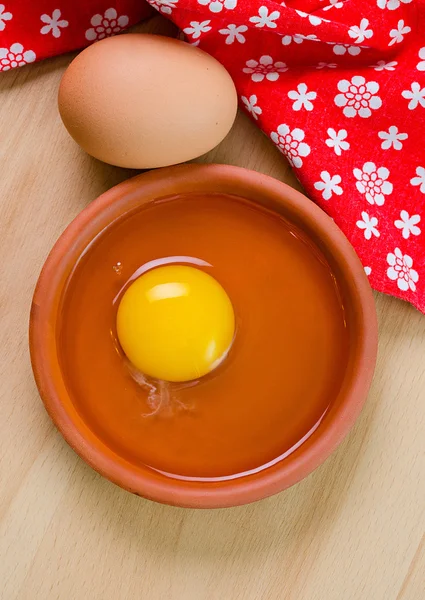 Raw egg in a dish — Stock Photo, Image