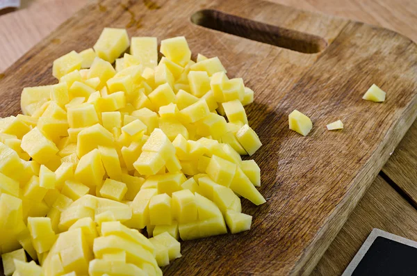 Gesneden aardappelen op een bord — Stockfoto