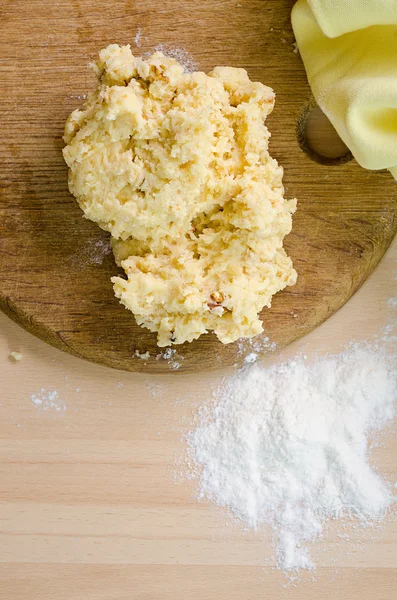 Pasta su una tavola di legno — Foto Stock