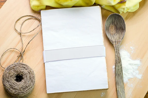 Libro di cucina vuoto su tavolo di legno — Foto Stock
