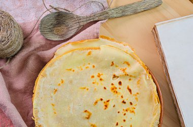 Krep kaşık ile plaka üzerinde