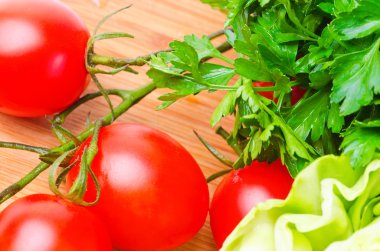 Olgun kiraz domatesleri