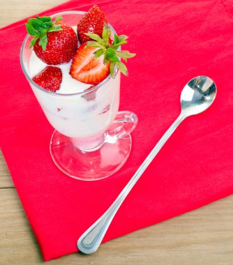 Tatlı olgun çilek ile