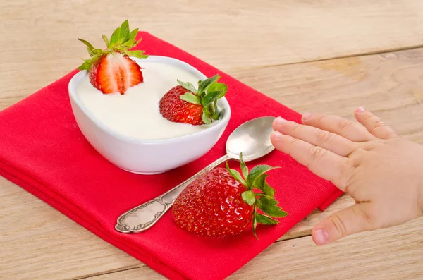 Dessert aux fraises mûres — Photo
