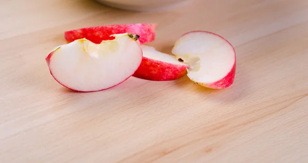 Manzana roja en rodajas — Foto de Stock