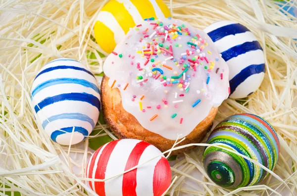 Huevos de Pascua tradicionales y pastel — Foto de Stock