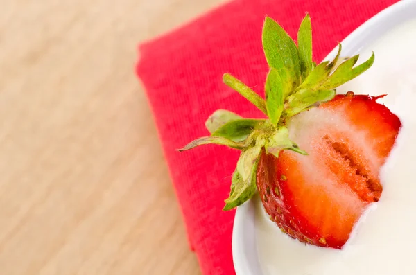 Dessert mit reifen Erdbeeren — Stockfoto