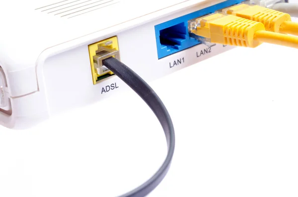 Bílý modem s kabely — Stock fotografie