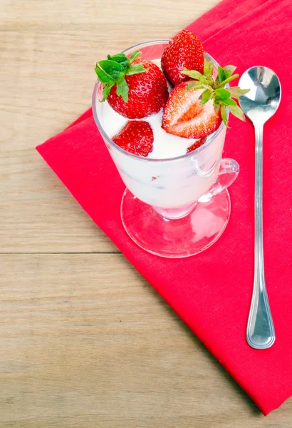 Dessert mit reifen Erdbeeren — Stockfoto