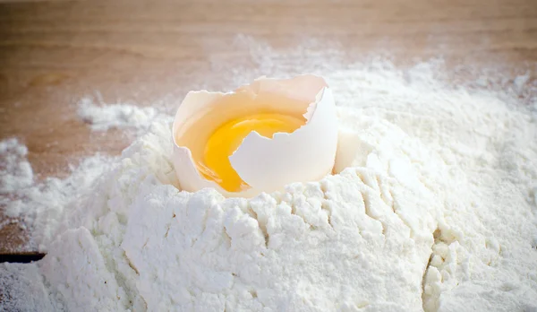 Fresh egg and flour — Stock Photo, Image