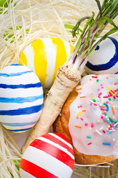 Traditional easter eggs and cake — Stock Photo, Image