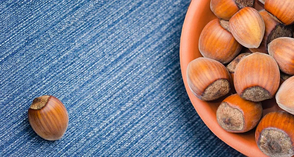 Heap of hazelnuts in bowl — Stock Photo, Image