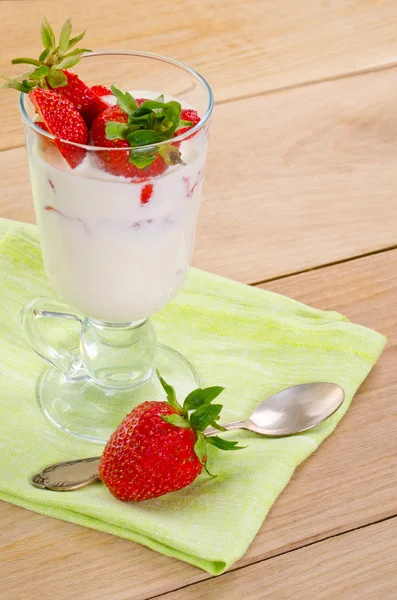 Dessert mit reifen Erdbeeren — Stockfoto