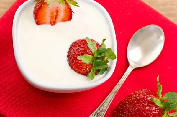 Dessert mit reifen Erdbeeren — Stockfoto