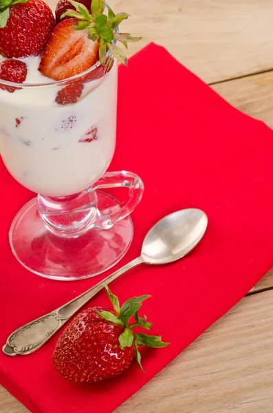 Dessert mit reifen Erdbeeren — Stockfoto