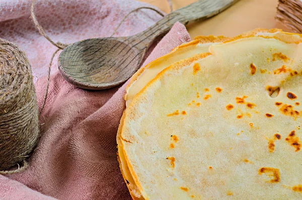 Crêpes sur assiette avec cuillère — Photo