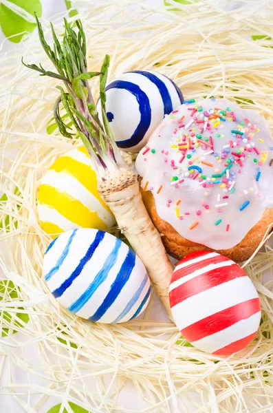 Huevos de Pascua tradicionales y pastel — Foto de Stock