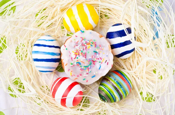 Huevos de Pascua tradicionales y pastel — Foto de Stock