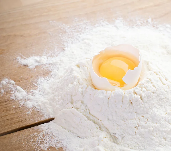 Fresh egg and flour — Stock Photo, Image