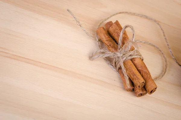 Stelletje kaneelstokjes. — Stockfoto