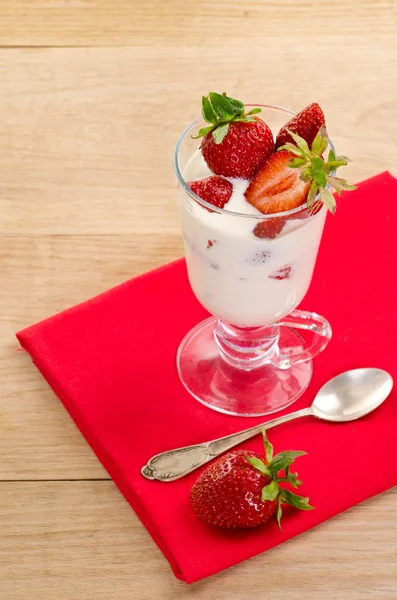 Dessert mit reifen Erdbeeren — Stockfoto