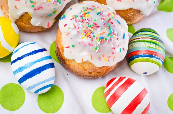 Geleneksel Paskalya yumurtaları ve kek — Stok fotoğraf