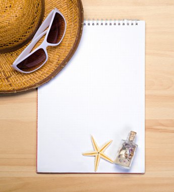 Boş beyaz defter plaj şapka ile