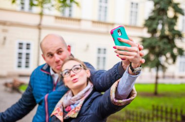 Genç çift selfie yapıyor