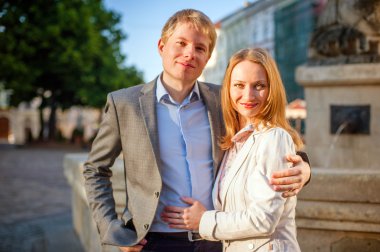 Çift Avrupa şehrin sokaklarında yürümek