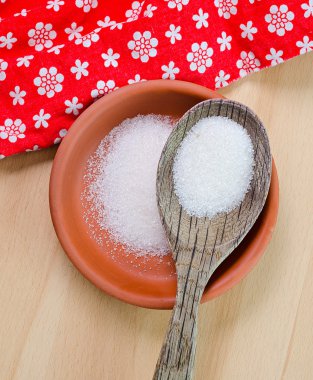 Beyaz şeker kabın içinde