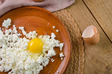 Curds kahverengi plaka üzerinde