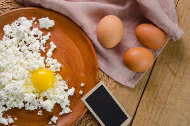 Curds kahverengi plaka üzerinde