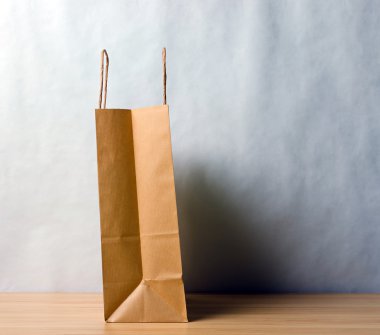 Kahverengi kravat çantası.