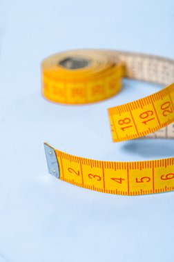 Bükülmüş şerit metre