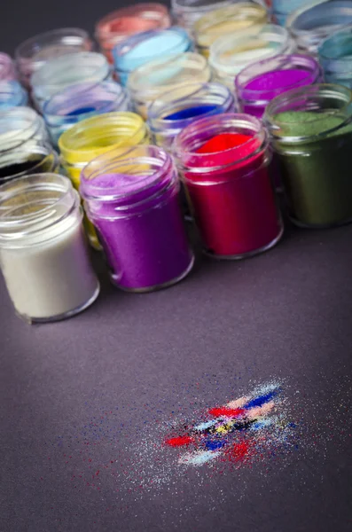 Разноцветная краска в банках для макияжа — стоковое фото