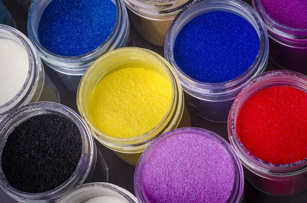 Разноцветная краска в банках для макияжа — стоковое фото
