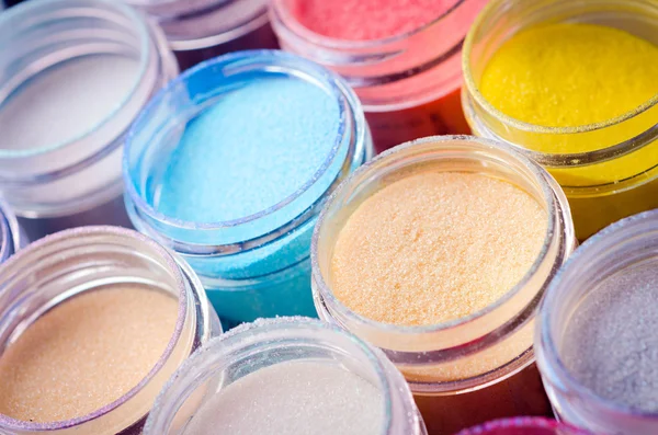 Pintura multicolorida em frascos para maquiagem — Fotografia de Stock